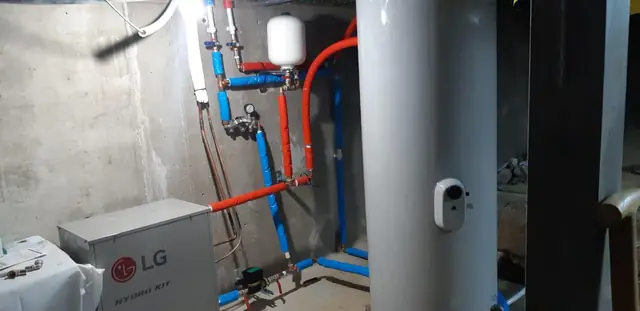 Hydrokit de aerotermia con acumulador, vaso de expansión y tuberías aisladas de ida y retorno