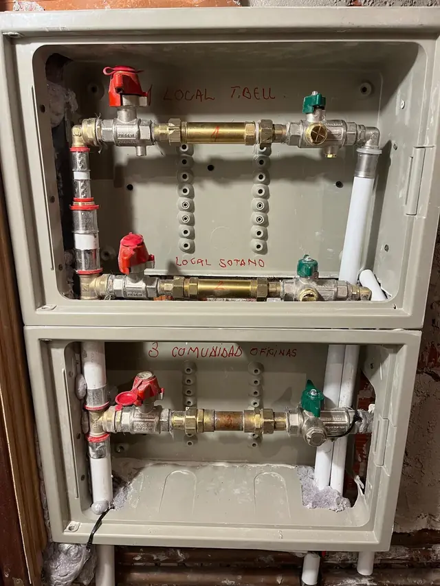 Armario de contadores de agua con llaves de corte y montaje nuevo para varios locales y una comunidad de oficinas