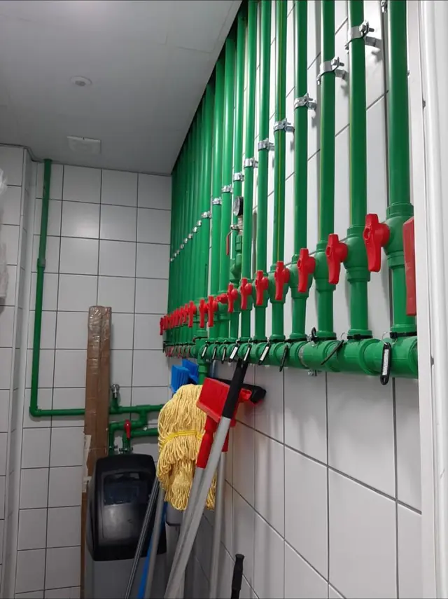 Colector de gran tamaño con una llave de corte identificada para cada circuito del local