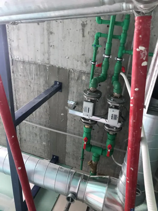 Instalación en tubería de polipropileno con dos contadores de energía, llaves de corte y filtro
