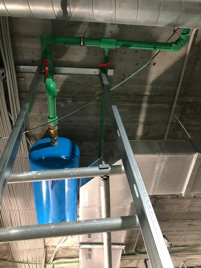 Vaso de expansión conectado a la red de polipropileno con llaves de corte, instalado sobre falso techo