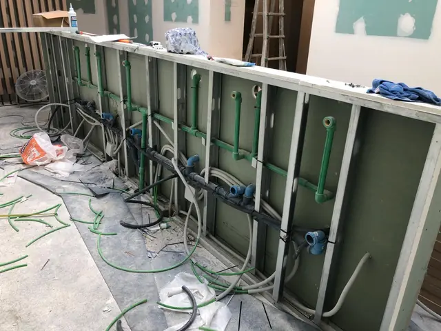 Tomas de agua y desagües dentro de la estructura de pladur de la barra de un local de hostelería