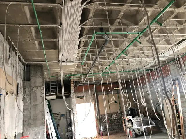 Local vaciado con las nuevas líneas de agua y las canalizaciones eléctricas ya colgadas del forjado