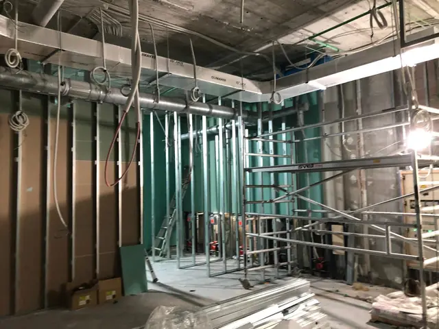 Estructura de pladur, conductos de climatización e instalaciones en obra de un local