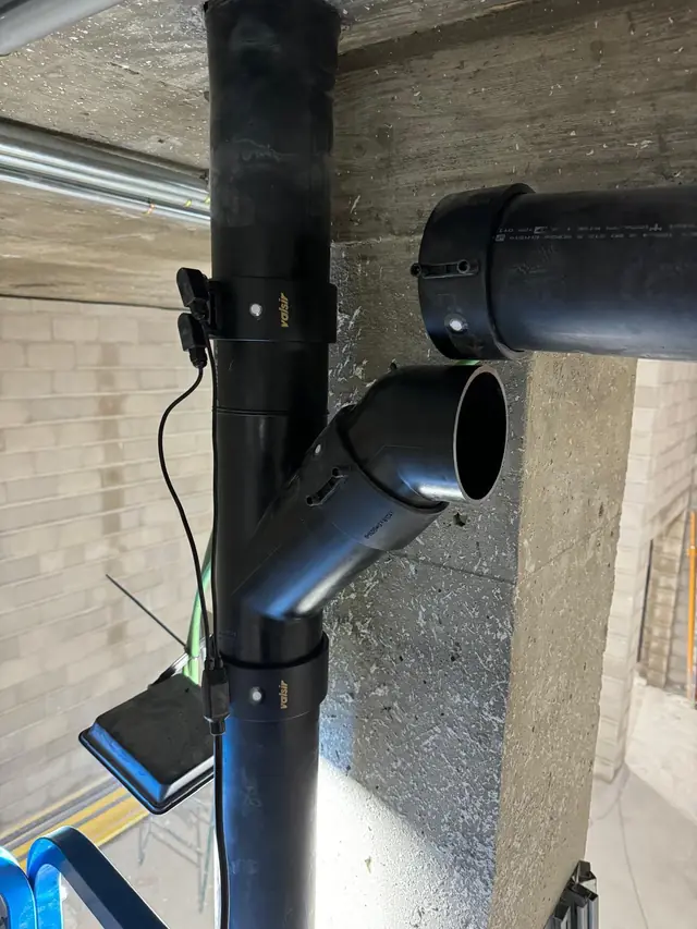 Bajante de polietileno con derivación a 45° unida con manguitos de electrofusión Valsir