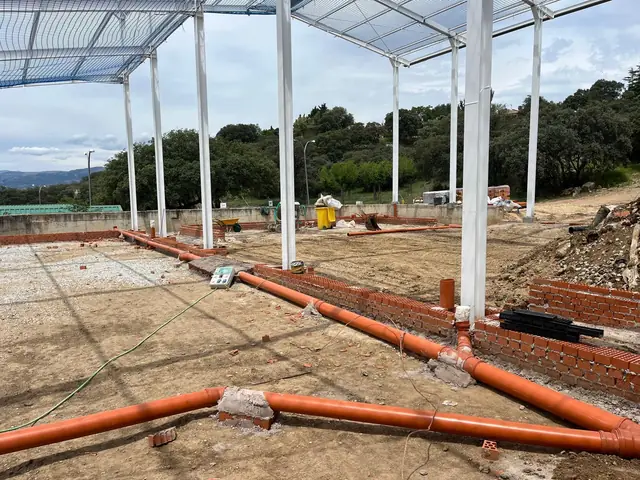 Red de saneamiento de PVC enterrada en una obra nueva, con arquetas de ladrillo y prueba de estanqueidad